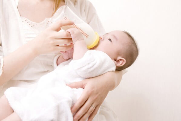 赤ちゃんのミルク作りはミネラルウォーターそのままでOK？沸騰するべき？