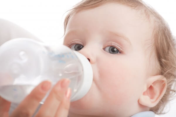 赤ちゃんに必要な水分量って？出産前に知っておきたい新生児の必要水分量